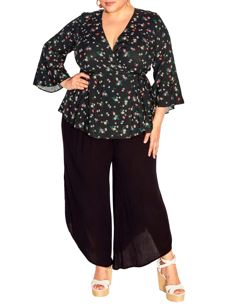 Front of a model wearing a size M Brilley Holiday Top in Floral Vibes by City Chic. | dia_product_style_image_id:300228